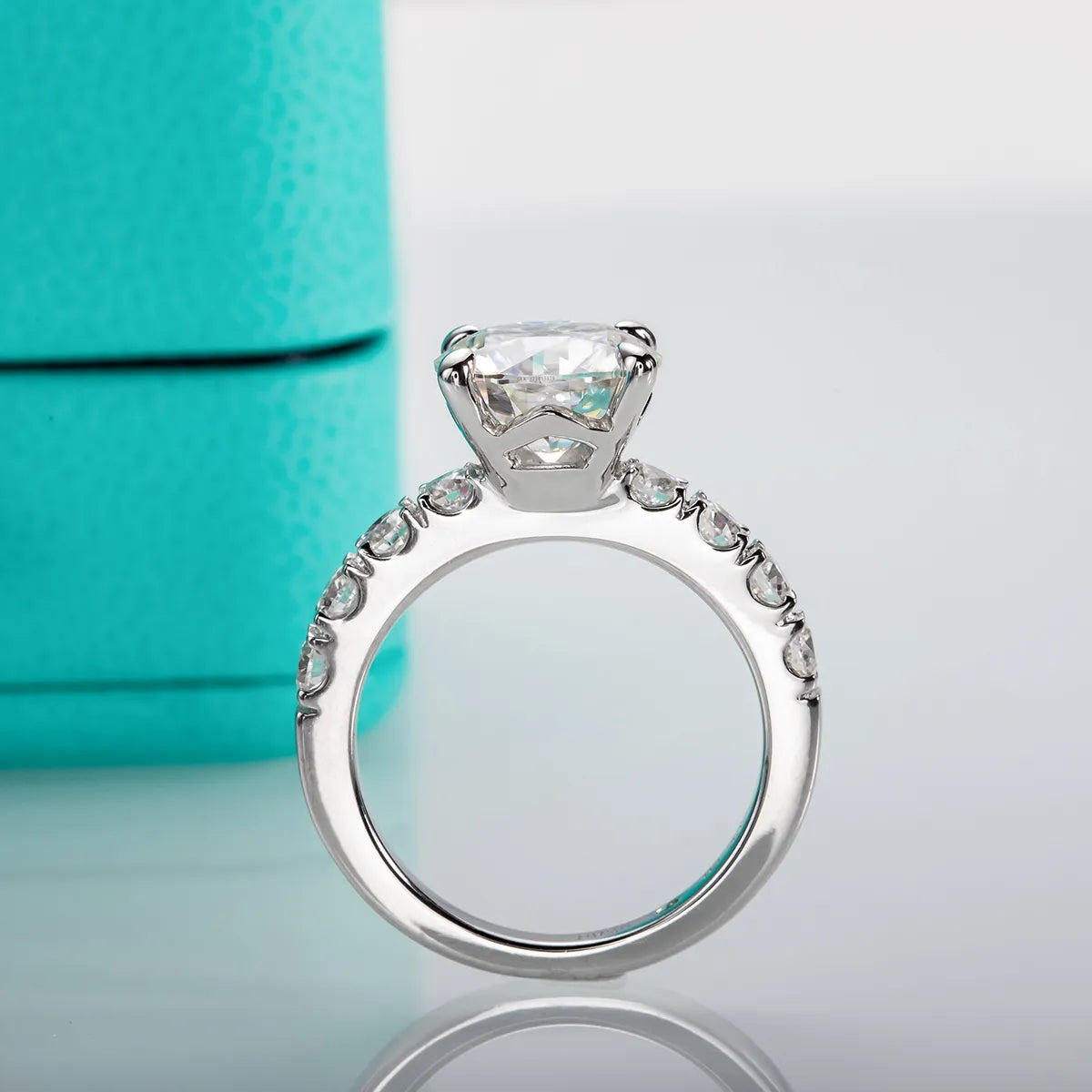 Round Cut Moissanite Engagement Ring